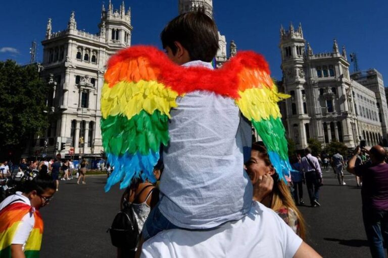 Un niño en el World Pride Madrid de 2017. Gerard Julien / AFP Un niño en el World Pride Madrid de 2017. Gerard Julien / AFP