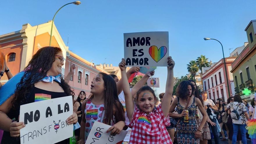 Dos niñas en la manifestación del Orgullo celebrada en Sevilla en 2022. Sara Rojas